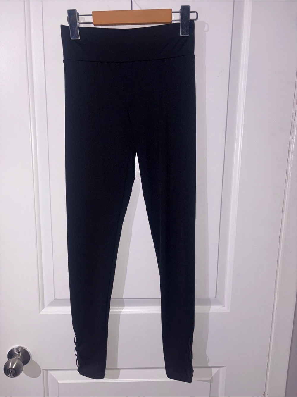 La SENZA Black High-Waist Leggings with Criss Cross bottom detail